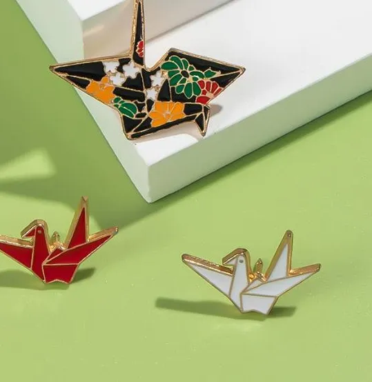 Authentic Pin Custom White Red Origami Bird Brooches Bag Lapel Pin Badges Simple Animal Jewelry Gift for Kids Friends Paper Cranes Enamel