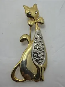 Authentic Stylish Diamante Kitty Brooch In Gold Plated Metal