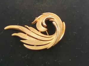 Authentic Vintage Crown Trafari Gold Plated Tone Swirl Feather Brooch Pin