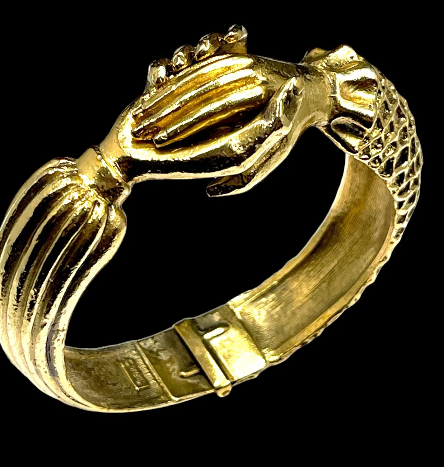 Authentic 1972 DIANE LOVE FOR CROWN TRIFARI GOLD PLATED ELIZABETHAN CLASPED HANDS BRACELET
