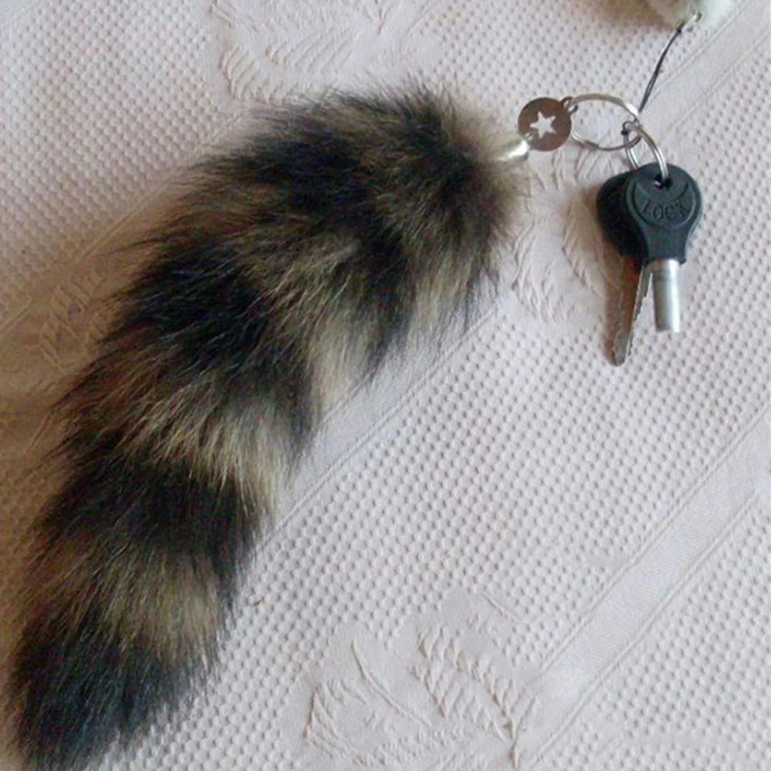 Authentic Ladies Keychain Long Fox Racoon Tail Fur Keyring Exaggerated Ladies Handbag Pendant Key Holder Key Chain