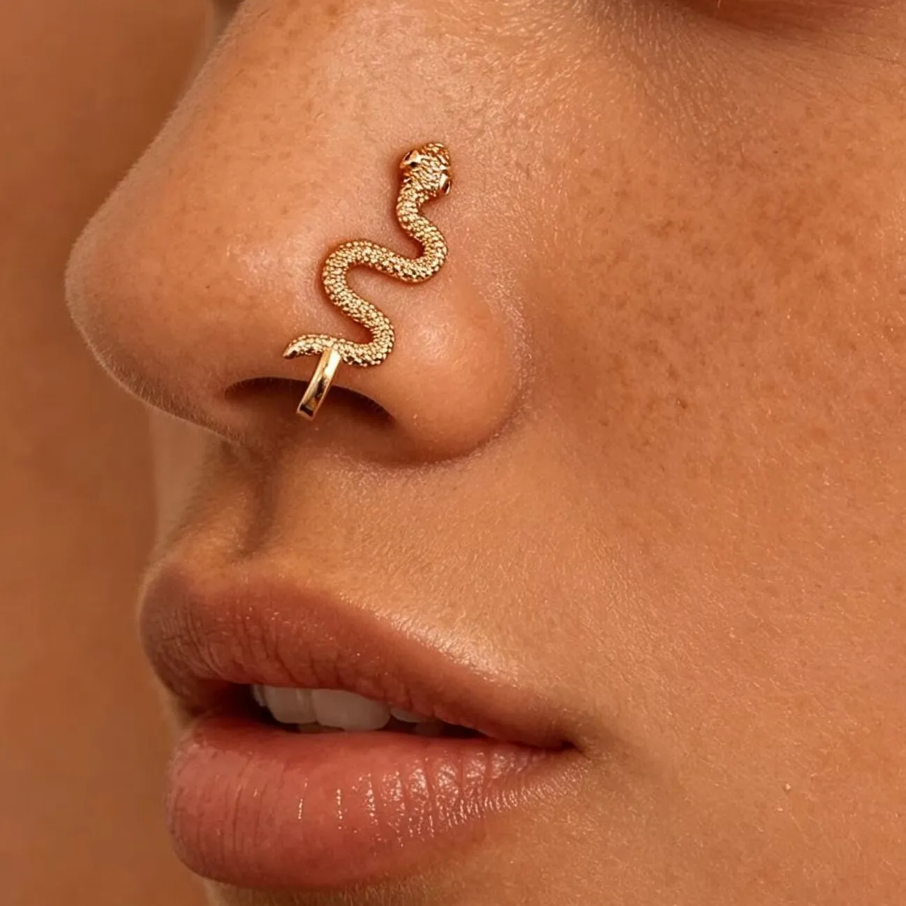 Authentic Gold Textured Snake Shape Nose Cuff Non-Piercing Septum Ring Vintage Gothic Serpent Nose Jewelry For Women Punk Body Piercing Accessory