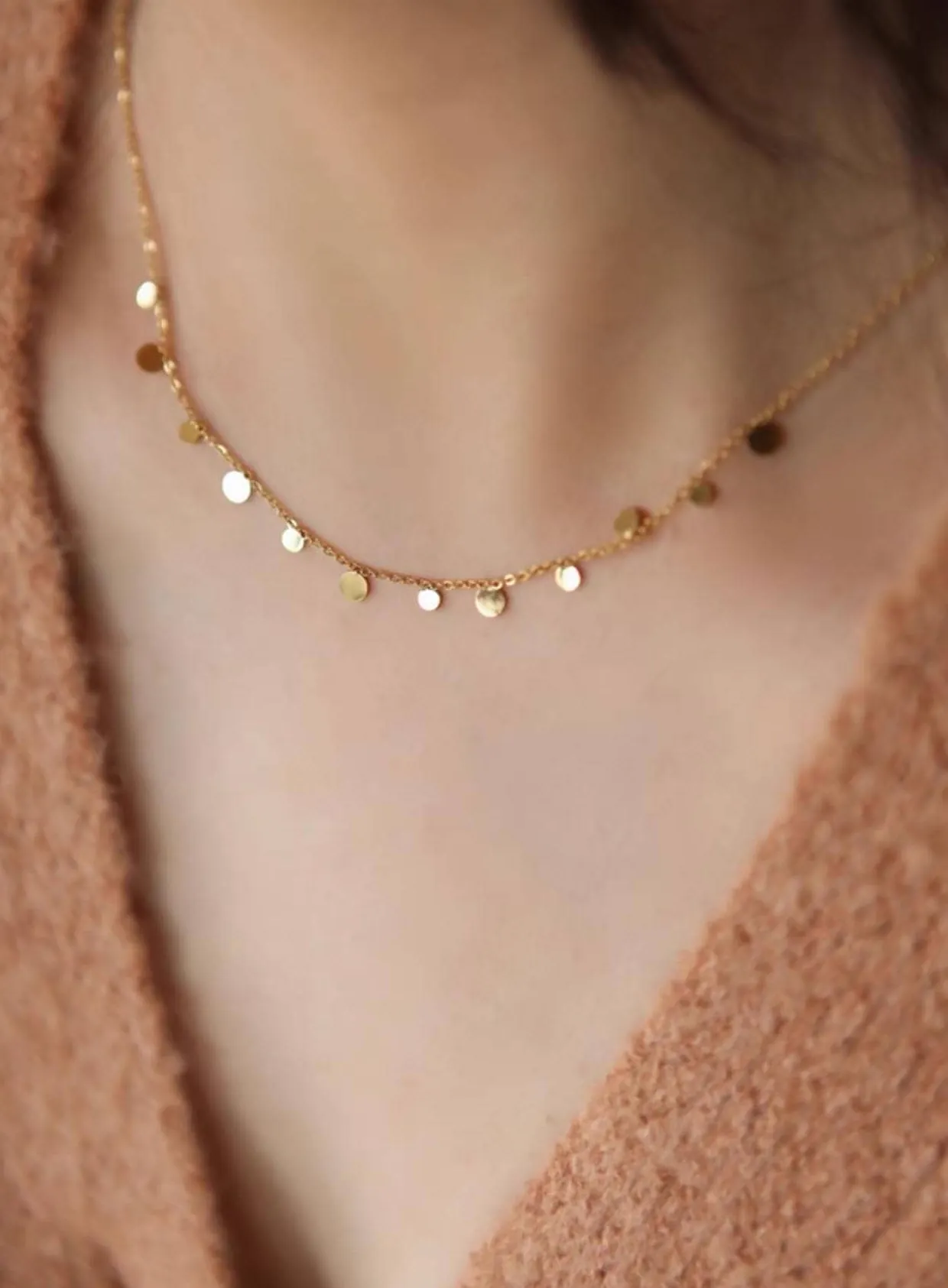 Authentic 1pc stylish round pendant necklace for women suitable for everyday wear and decoration