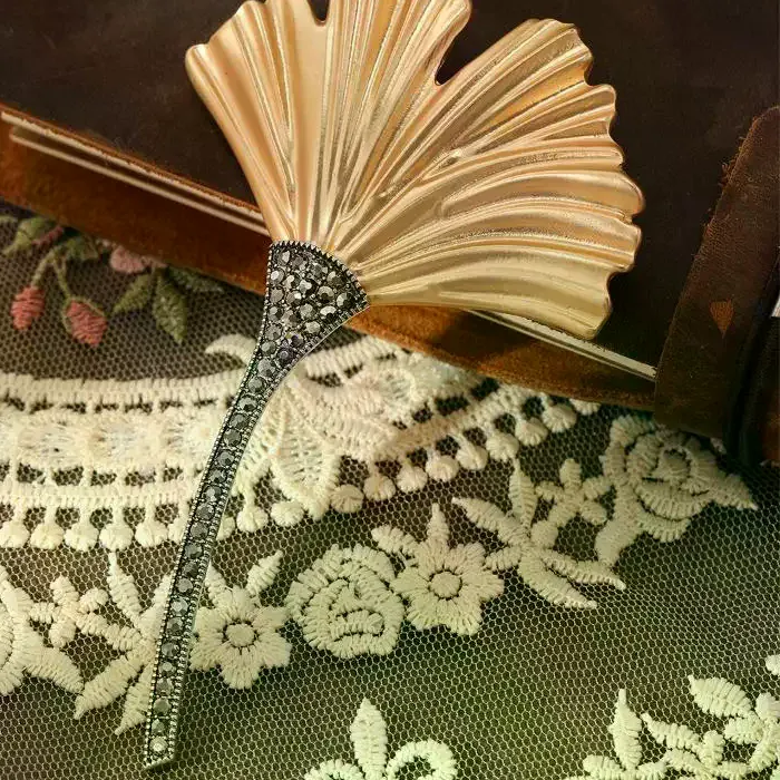 Authentic Exquisite Retro Shining Rhinestone Gold Color Fan-shaped Ginkgo Biloba Leaves Plant Brooches Earring For Women Men Jewelry