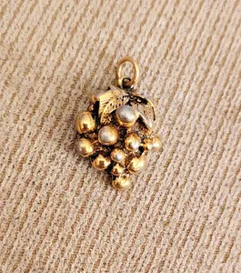 Authentic VINTAGE GOLD PLATED? BUNCH OF GRAPES PENDANT ESTATE 60s? 1" X 5/8"