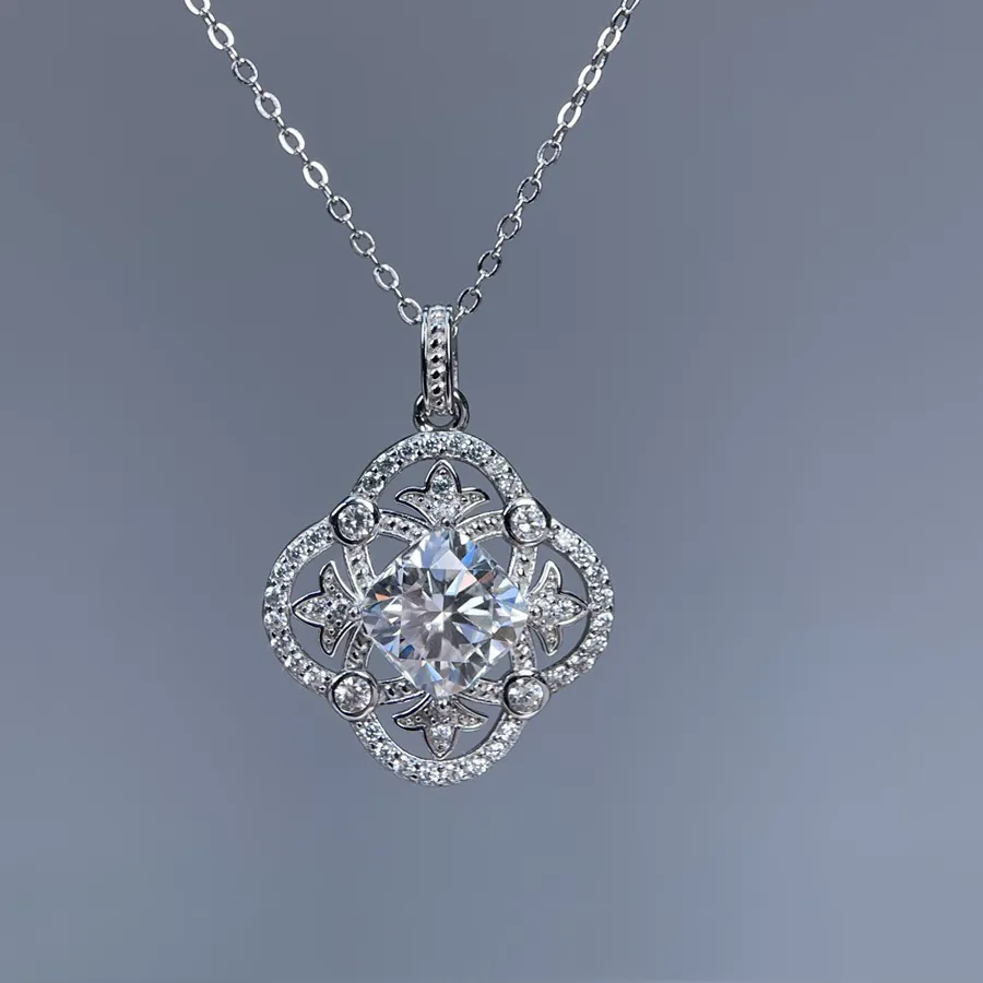 Authentic S925 Rhodium Plated 2.5CT D Color Four-Leaf Clover Moissanite Royal Estate Pendant Necklace for Women