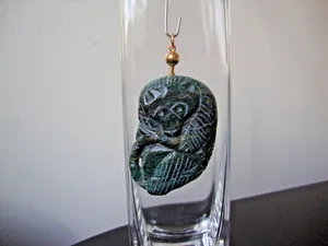 Authentic VTG HONG KONG HANDMADE BROWN STREAKED GREEN JADE MONKEY PENDANT GOLD PLATED BALE