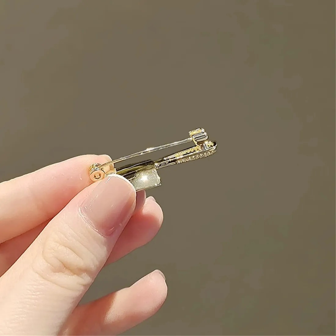 Authentic 1Pc Exquisite Creative Shovel Brooch Charm Trend Pin Magnificent Luxury Jewelry Accessories Daily Party Decoration Gifts 2026