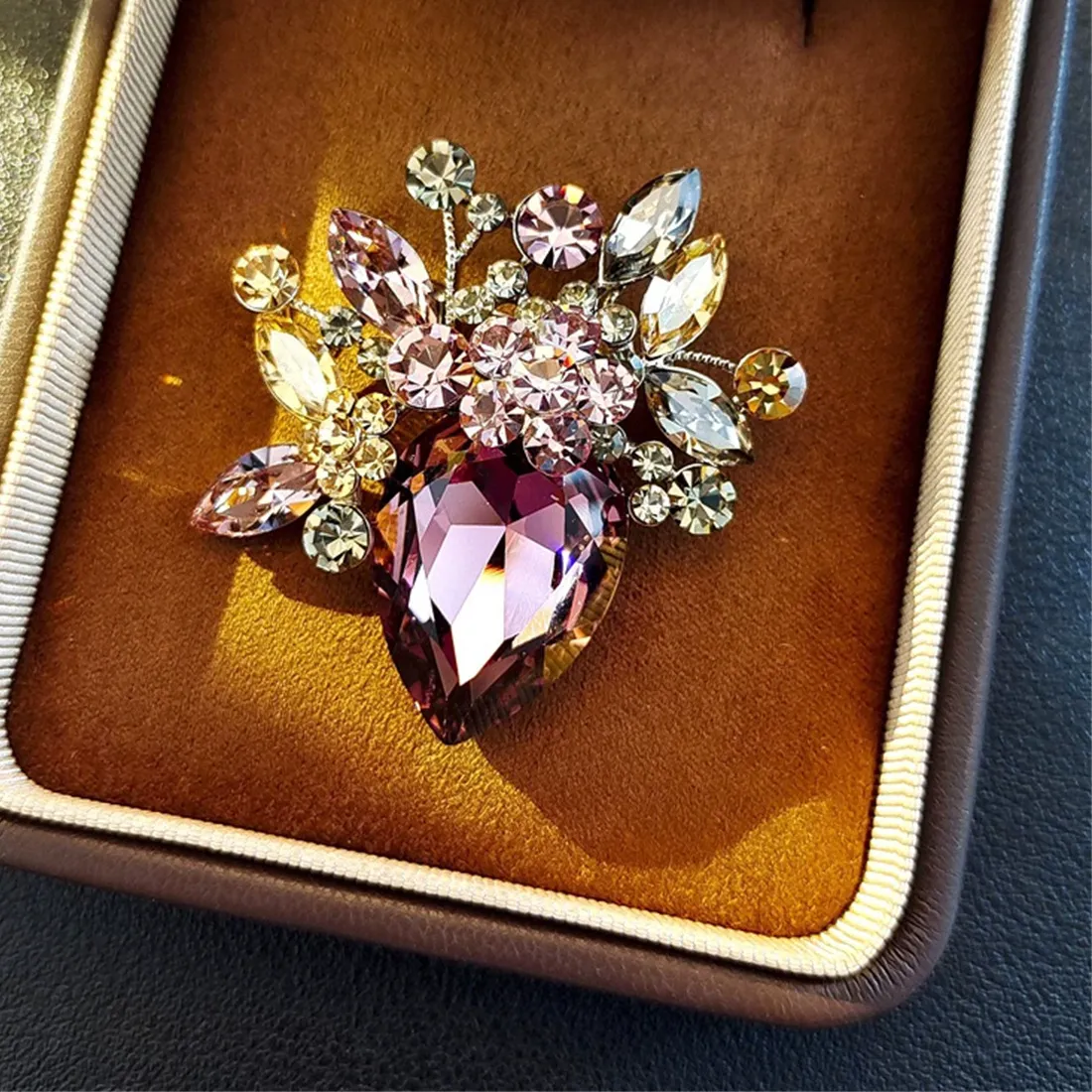 Authentic 1Pc Exquisite Creative Geometric Brooch Retro Trend Pin Magnificent Luxury Jewelry Accessories Party Birthday Celebration