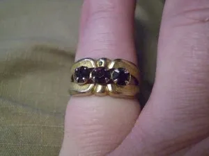 Authentic Vintage 14K Yellow Gold Plated Ladies 3-Garnet Row Ring 3.8 grams