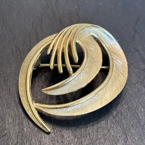 Authentic Crown Trifari 1950s Tiered Vintage Gold Plated Texture statement Brooch Hn