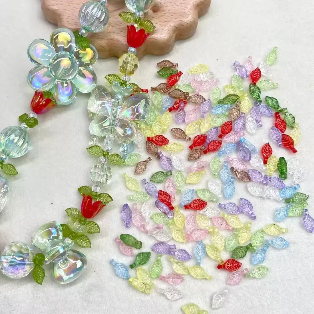 Authentic 100pcs Mini Acrylic Leaf Shaped Charms Colored Leaves Spacer Beads for DIY Necklaces Bracelets Crafts Charms Jewelry Making