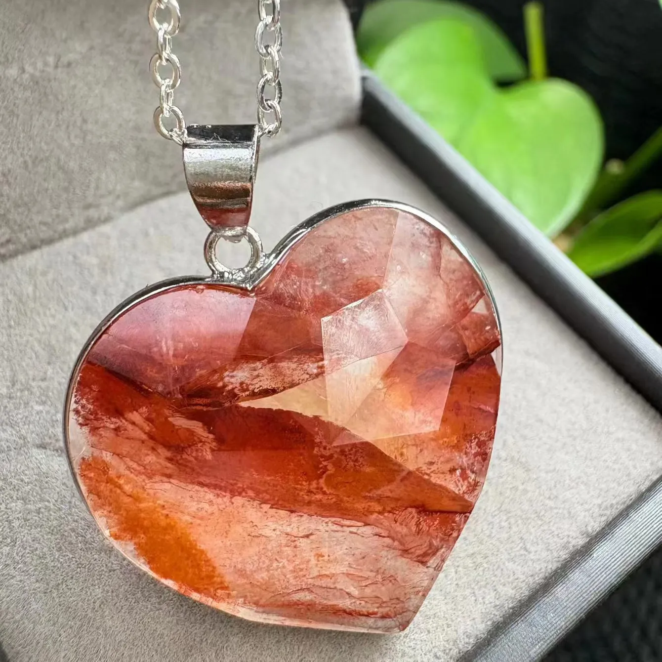 Authentic 1 Pc Fengbaowu Natural Stone Red Hematoid Quartz Heart Pendant 20-25MM Heart Crystal Reiki Healing Stone Jewelry For Women