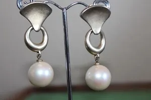 Authentic Vintage FERNANDO FO Designer Signed Gold plated Pearls drops dangles earrings