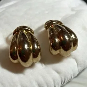 Authentic Exquisite Vintage Givenchy Paris Gold Plated Scalloped Clip Earrings