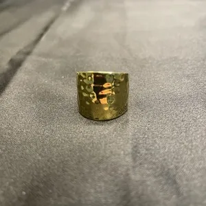 Authentic Premier Designs Gold Plated Hammered Band Ring Metal Round Size 6 EUC