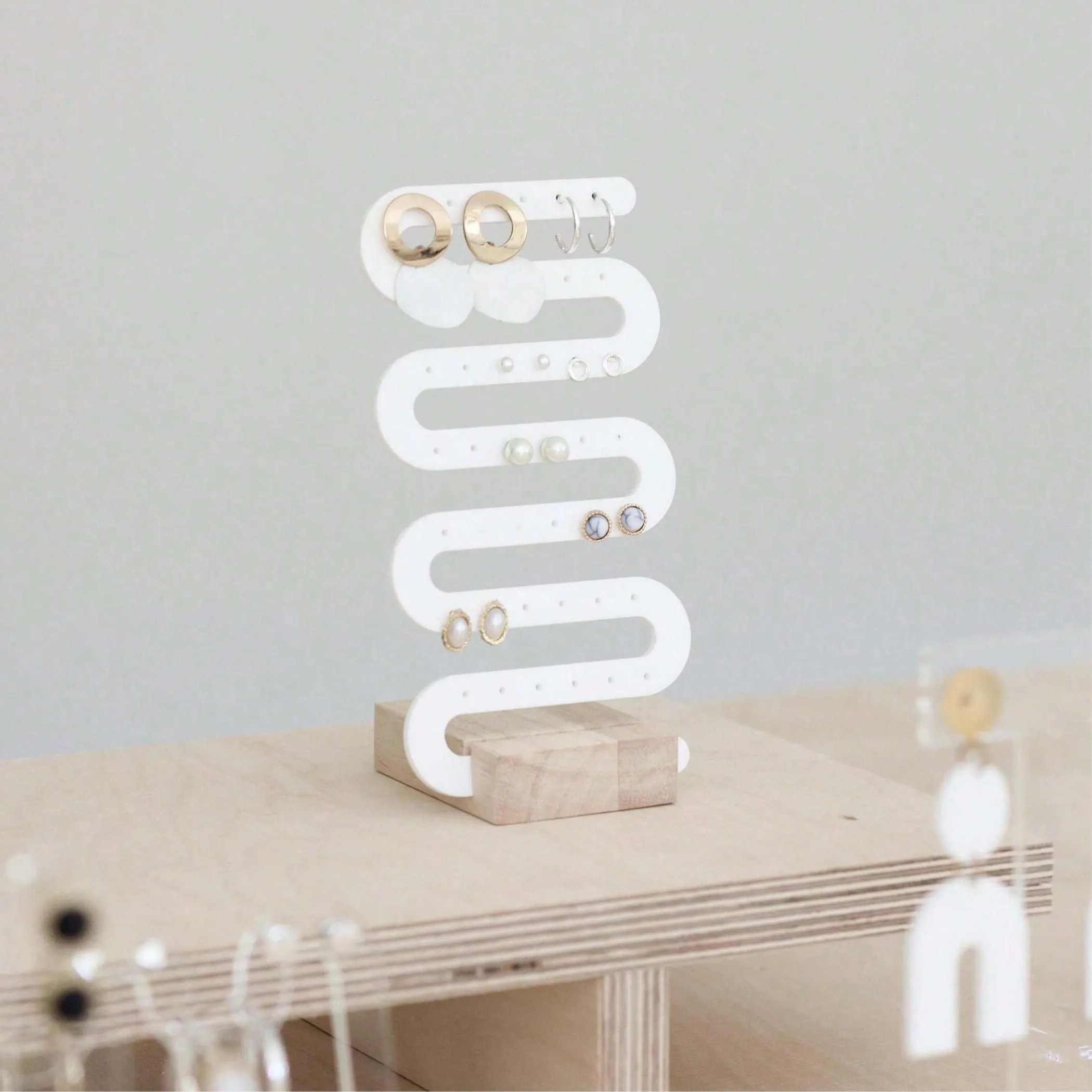 Authentic Artistic Spiral Acrylic Jewelry Stand Display Rack for Living Room/Dressing Table, Light Luxury Accessory Display Prop