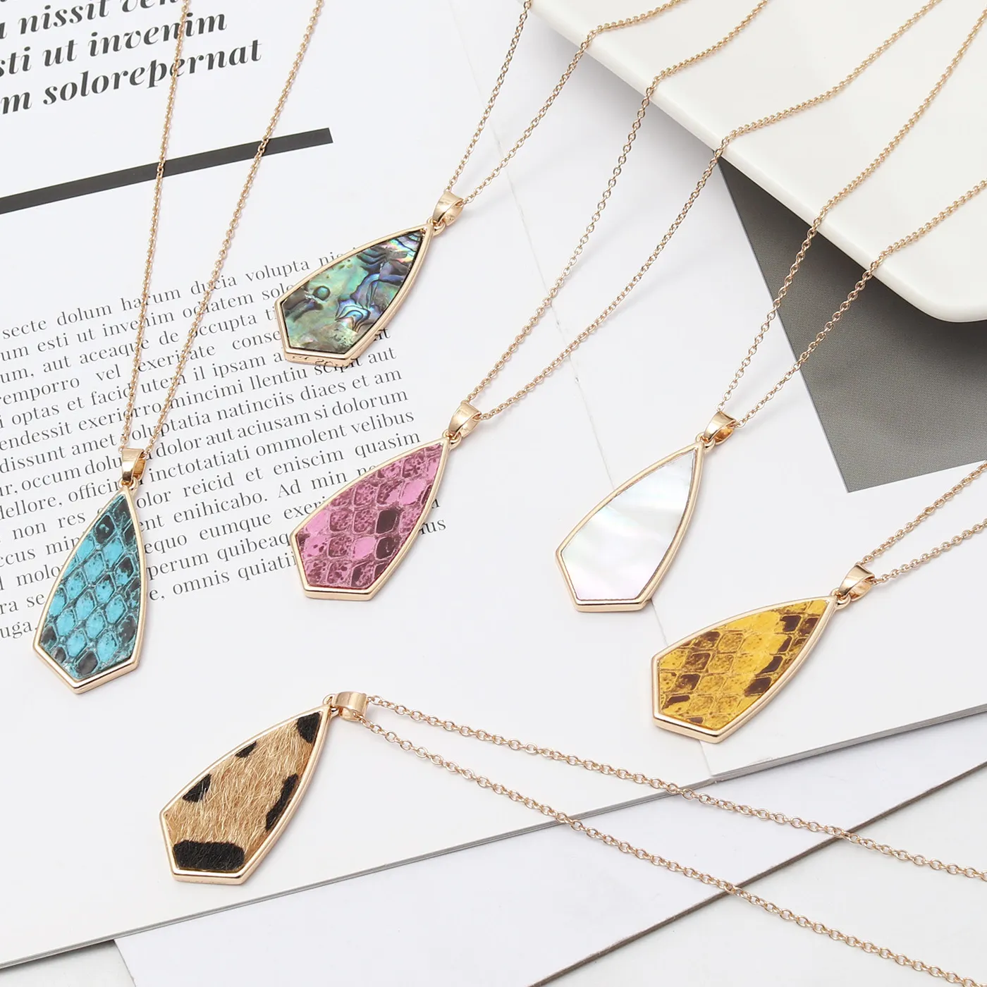 Authentic Acrylic Abalone Shell Leopard Curved Geometric Pendant Necklace Snakeskin Leather Charm Body Brand Jewelry