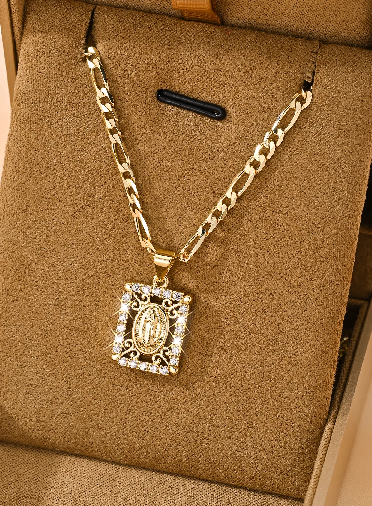 Authentic Catholic Vintage-Style Hollow-Out Virgin Mary Pendant Necklace for Women, Embellished with Translucent Zircon, 50cm Comfortable Figaro Chain, Exudes a Divine and Gentle Atmosphere, Combines Both Faith Symbolism and Aesthetic Appeal, Ideal for First Communion Ceremonies, a Heartfelt and High-Quality Catholic Baptism