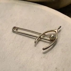 Authentic 10k Yellow Gold Plated Wishbone Pearl Pin Locking Clasp Circa 1970, L 2” W 1.5”