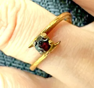 Authentic VINTAGE GOLD PLATED GARNET SOLITAIRE RING SIZE 7.25