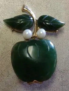 Authentic Vtg Swoboda Gold Plated Carved Jade Apple Brooch Pin W/Pearl Accents