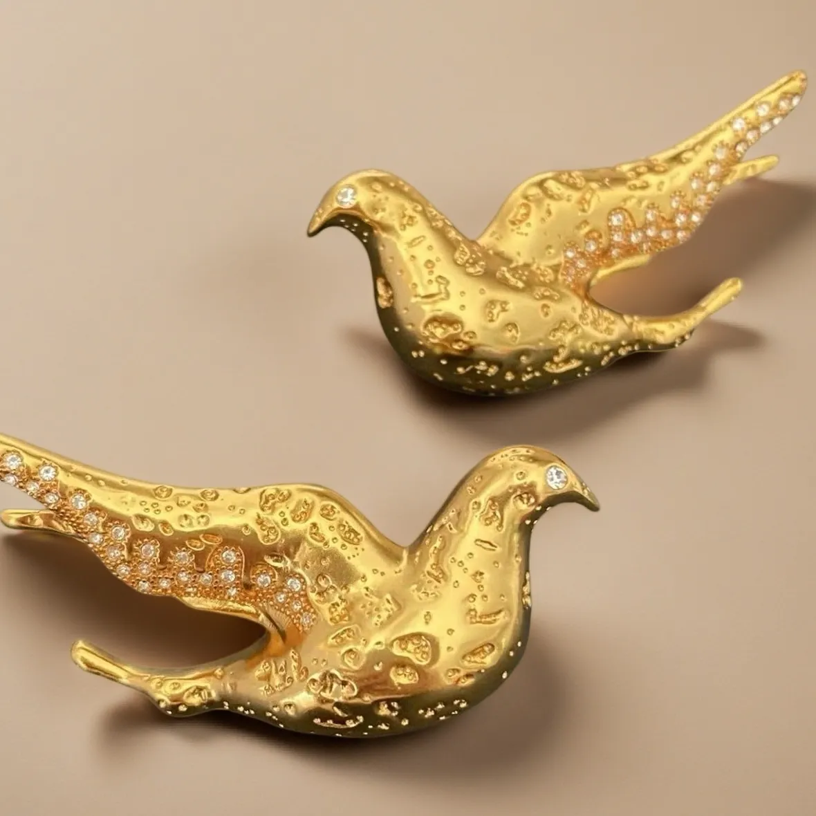Authentic Yuri Ailey Vintage Hammered Gold Peace Dove Asymmetric Earrings Textured Flying Bird Studs Earring Animal Jewelry For Women