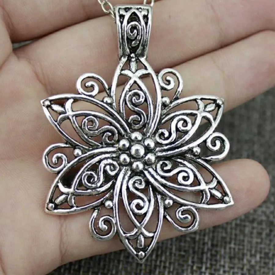 Authentic Retro Exquisite Gold Color Court Hollowed-out Lotus Flower Pendant Necklace for Women Collar Chain Charm Jewelry Accessory Gifts