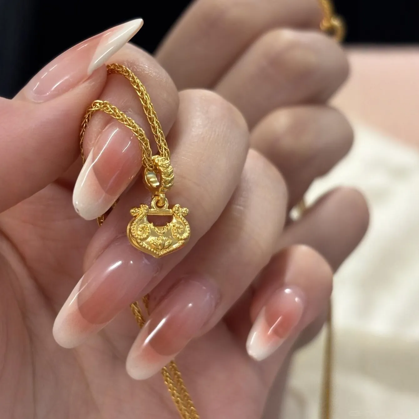 Authentic Antique gold craftsm vintage mini lotus flower Ruyi lock pendant exquisite necklace collar chain banquet fine jewelry gift