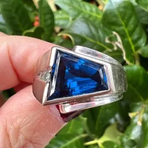 Authentic VINTAGE 10K GOLD PLATED UNIQUE CUT SYNTHETIC BLUE SPINEL DESIGNER RING AS IS