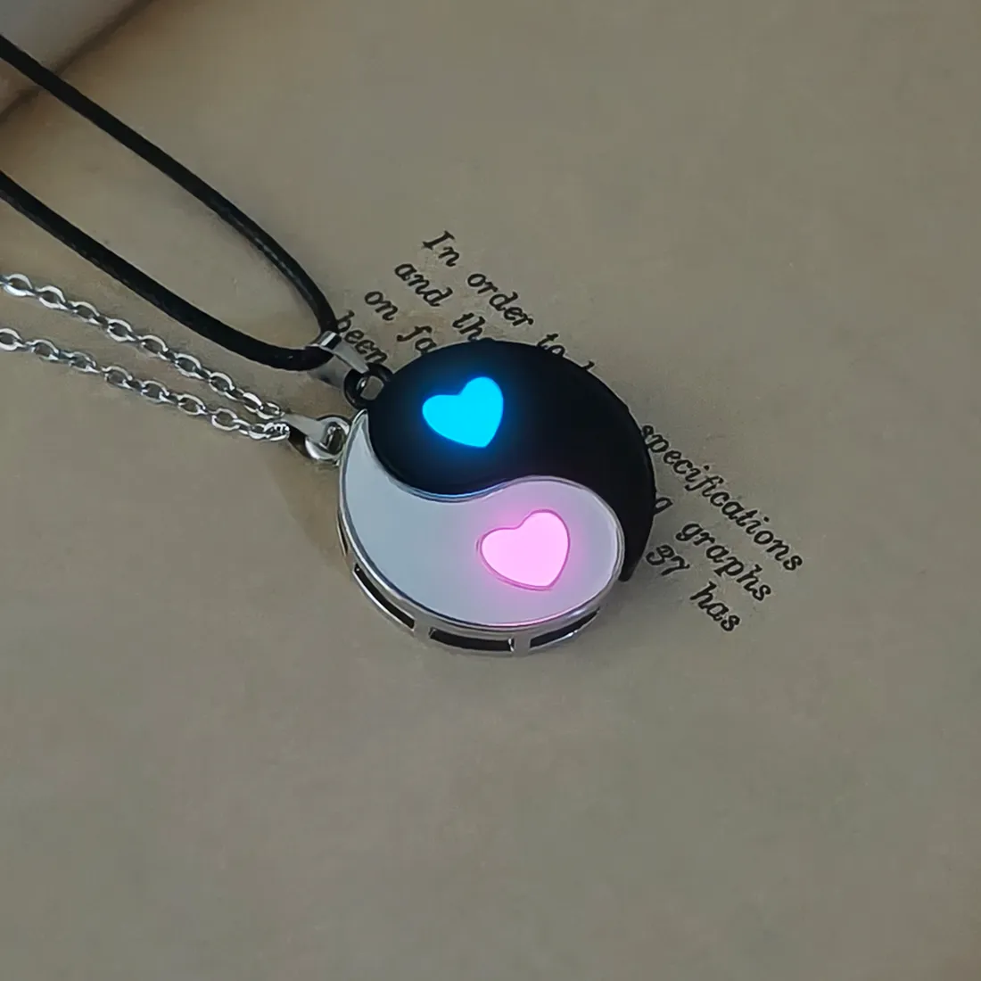 Authentic Luminous Tai Chi Couple Necklace Black and White Enamel Yin Yang Love Pendant Luminous Clavicle Chain Couple Necklace 2026