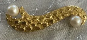 Authentic Vintage 1970's CELEBRITY NY Brooch Elegant Textured Gold Plated with Faux Pearls