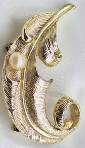 Authentic VTG Swirled Feather Gold Plated Pin Brooch Faux Pearl Cabochon 1970's MCM