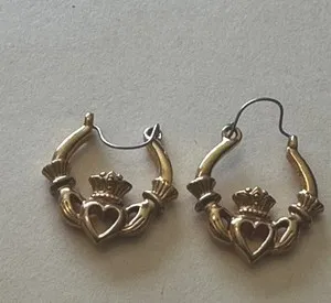 Authentic 1” VTG GOLD PLATED CLADDAGH  PIERCED HOOP EARRINGS-COSTUME JEWELRY