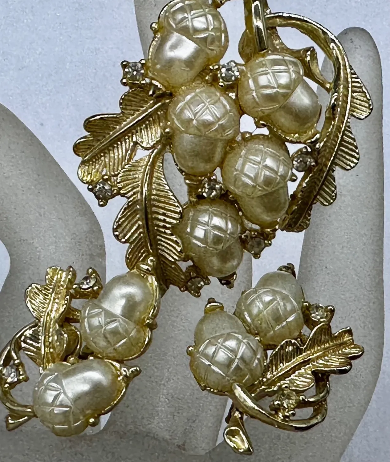 Authentic VINTAGE ESTATE GOLD PLATED FAUX PEARL ACORN SIGNED BROOCH EARRINGS SET CORO
