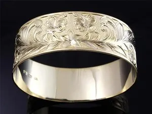 Authentic Radiant Bloom: The Eternal Hawaiian Plumeria & Maile Bangle