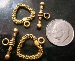 Authentic Twin Heart Clasp of Unity: Gold-Plated Symbols of Eternal Bonding