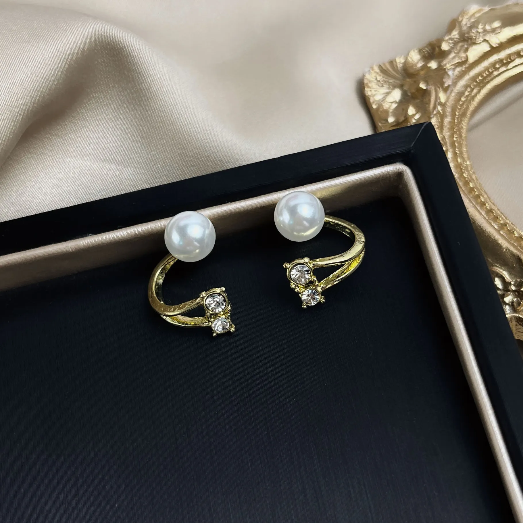 Authentic Pearlescent Harmony: Dual-Tone Earrings for the Soul's Rhythm