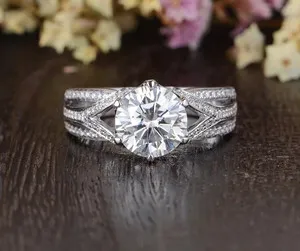 Authentic Radiant Vow: The Moissanite Triple-Path Eternal Band