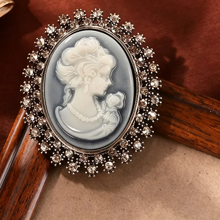 Authentic Elegant Queen Cameo Brooch Sparkling Crystal Rhinestone Oval Cameo Lapel Pin Women Jewelry