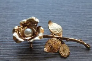 Authentic Eternal Rose of Faith: Vintage Gold‑Plated Brooch