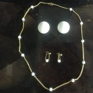 Authentic VTG NECKLACE & 2 Pair EARRINGS 1960'S HONG KONG WHITE Lucite Bead & Gold Plated