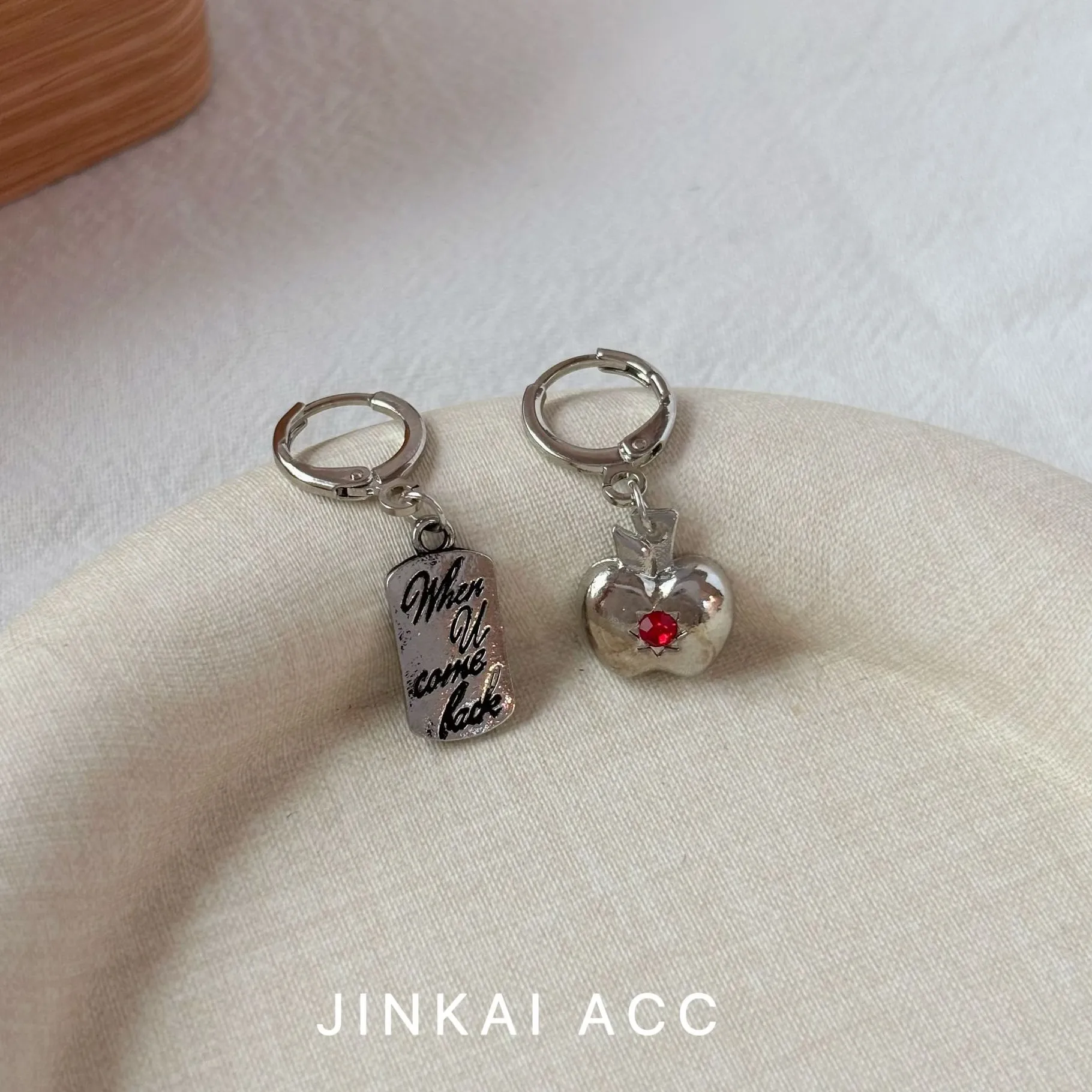 Authentic The Crimson Vow: Asymmetric Apple and Eternal Tag Talismans
