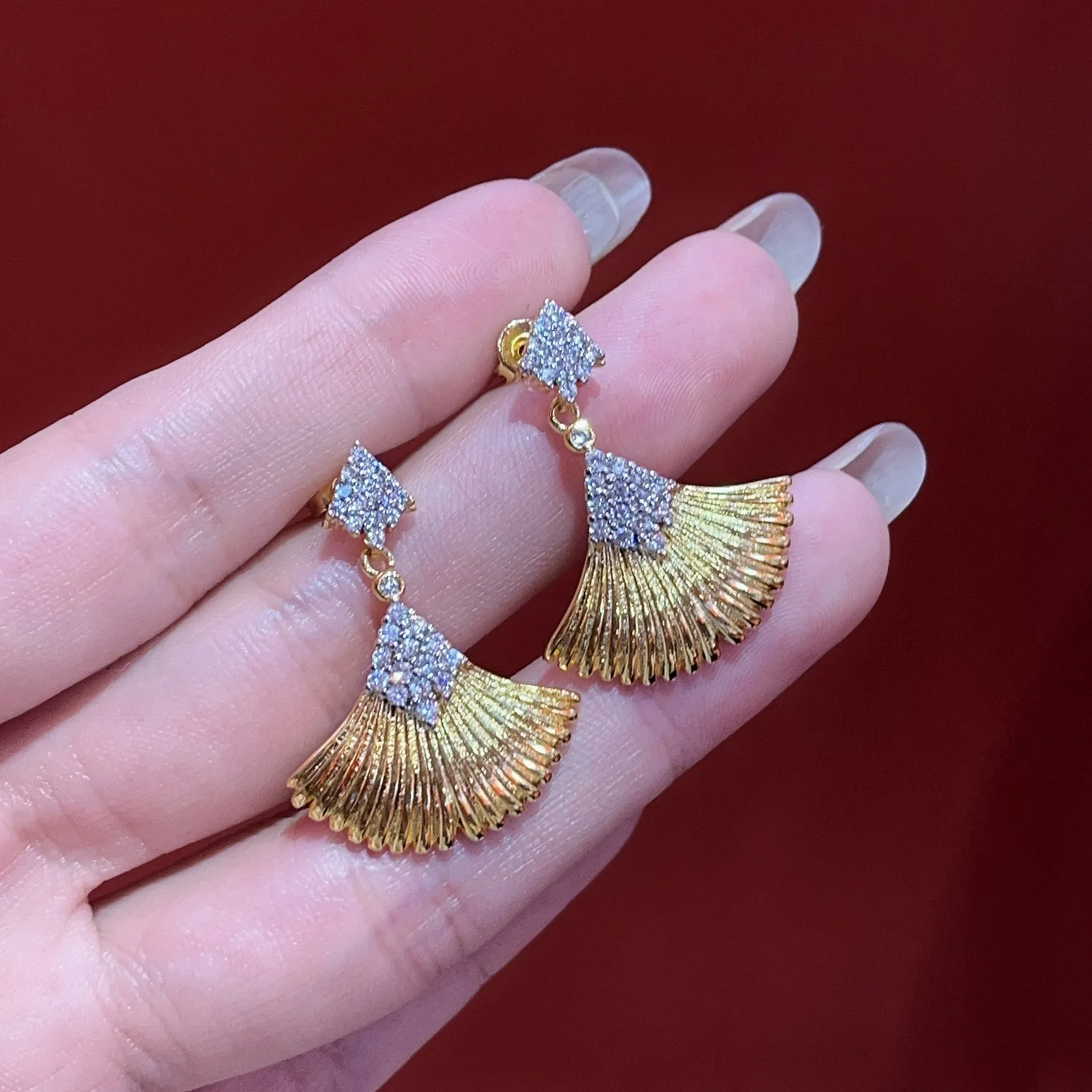 Authentic Whispers of the Peacock: Luxurious Fan-Shaped Earrings for Spiritual Connection
