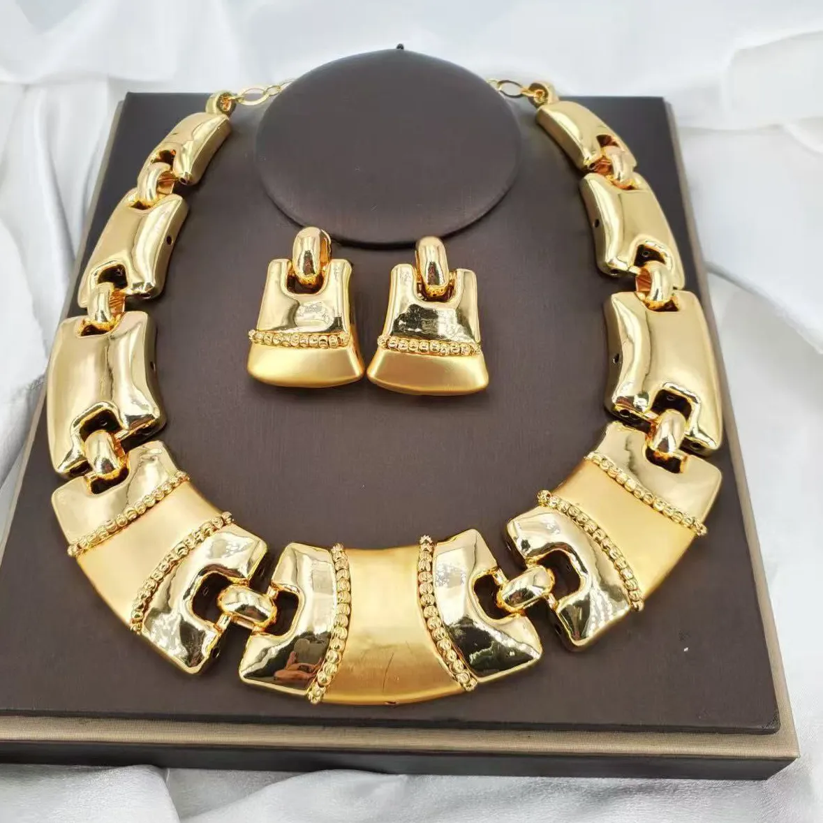Authentic Brilliant Geometric Light Weight Jewelry Charming Gold Plated Necklace Bracelet Earrings Ring 4Pc Jewellery