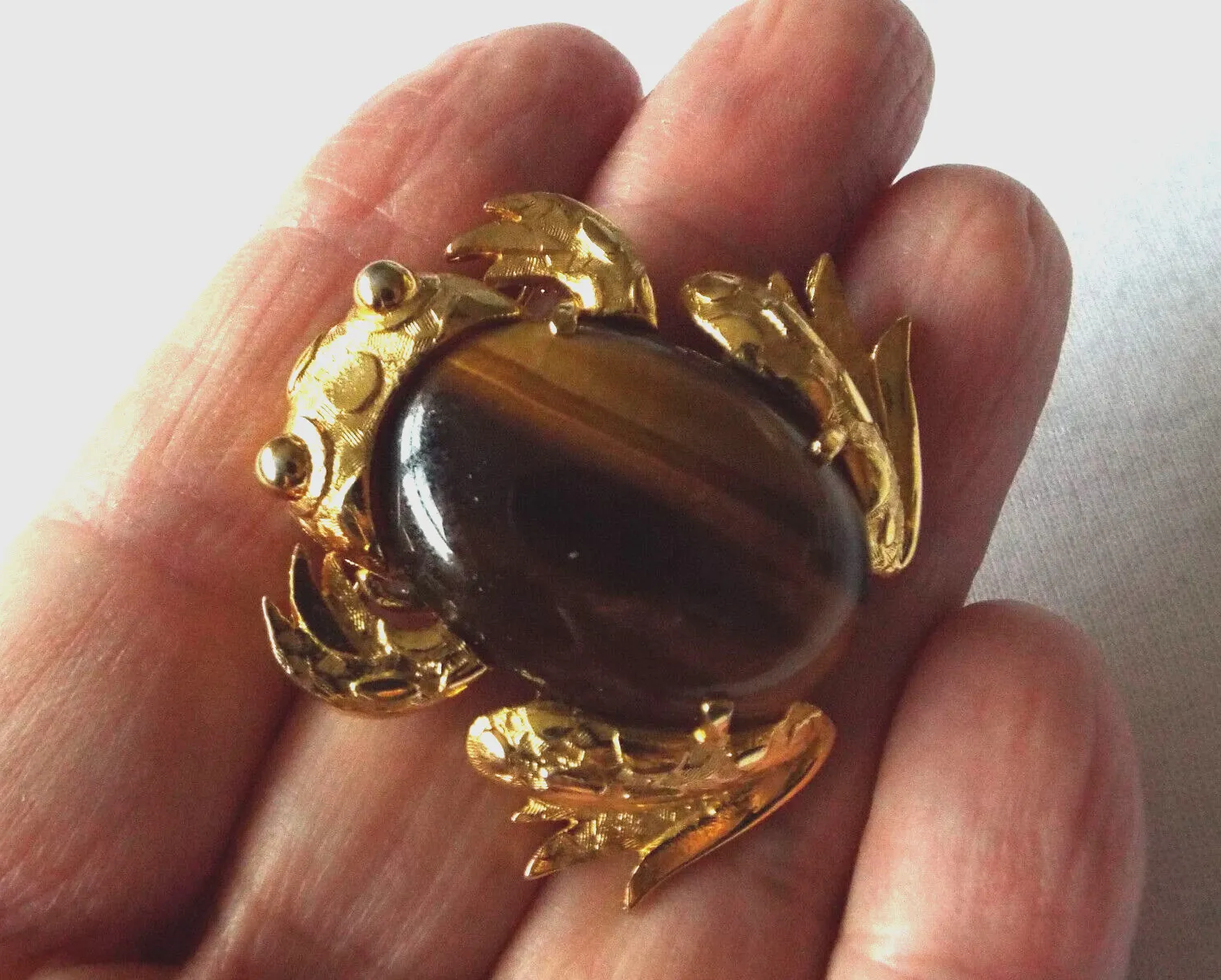 Authentic VTG HATTIE CARNEGIE GOLD PLATED FROG w. GENUINE TIGEREYE CENTER STONE BROOCH PIN
