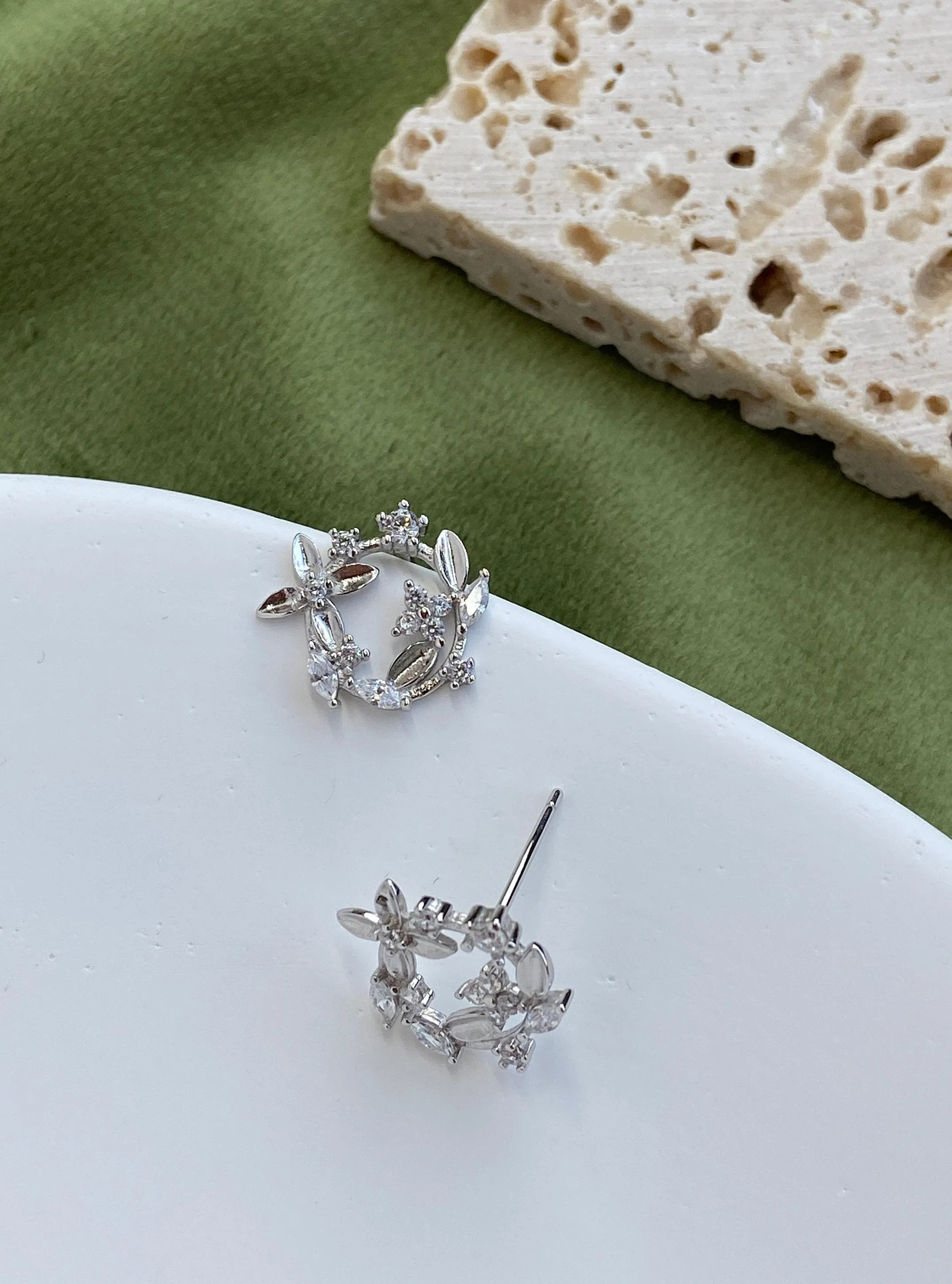 Authentic The Eternal Blossom Studs of Golden Grace