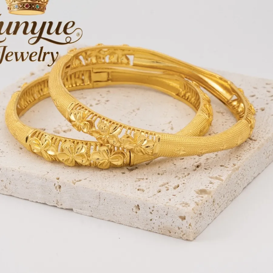 Authentic Sand Gold Fashionable Retro Court-Style Three-Flower Clasp Bracelet Made Fashion Jewelry Best Selling Exquisite Charms Elegant