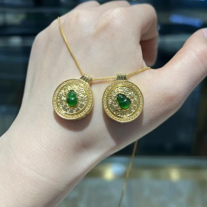 18K Gold Jade Gourd Pendant Woman