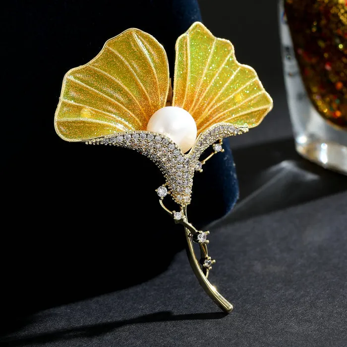 Freshwater pearl inlaid -end leaf corsage